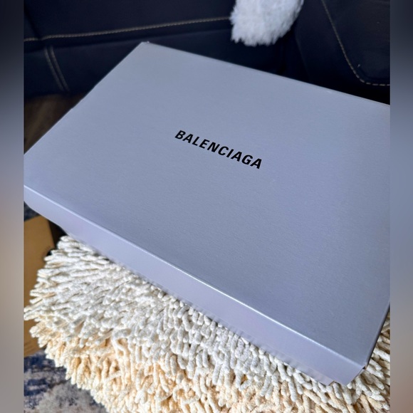 BALENCIAGA PARIS MULE & Backpack w/box
Paris Mule blue destroyed denim & rubber - Picture 7 of 17